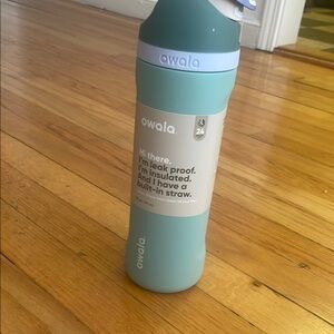 Owala Insulated Water Bottle in Seafoam Mint - brand new. Never used